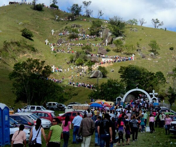 Peregrinação reúne mais de 20 mil fiéis no santuário de Nossa Senhora Aparecida em Treze de Maio