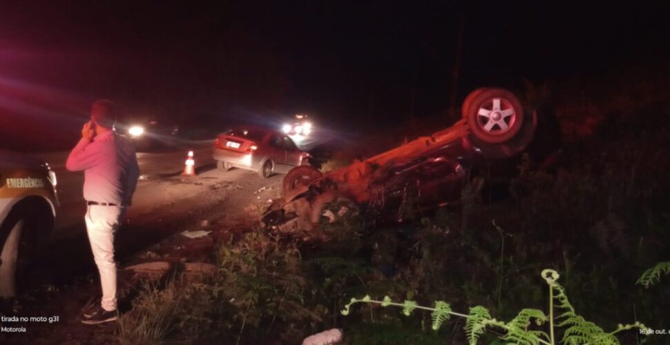 Jovem de 22 anos se fere em colisão frontal e capotamento em Rio Fiorita
