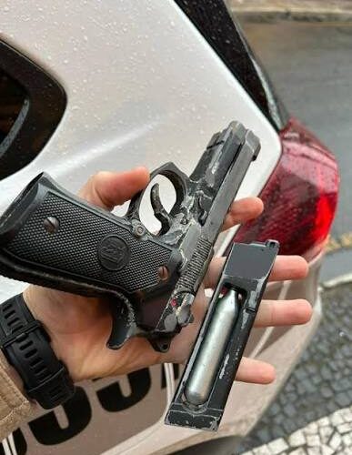 Som alto em veículo leva à apreensão de arma de airsoft em Orleans