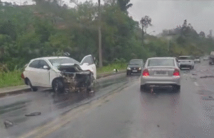 Colisão entre dois carros na SC-370 em Braço do Norte pode ter deixado feridos graves