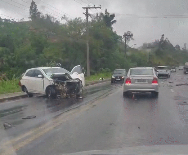 Colisão entre dois carros na SC-370 em Braço do Norte pode ter deixado feridos graves