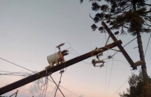 Vendaval deixa mais de 5 mil casas no escuro em Criciúma e atinge Lauro Müller; estado em alerta