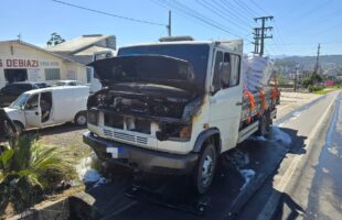 Cabine de caminhão é destruída por incêndio em rodovia de Orleans