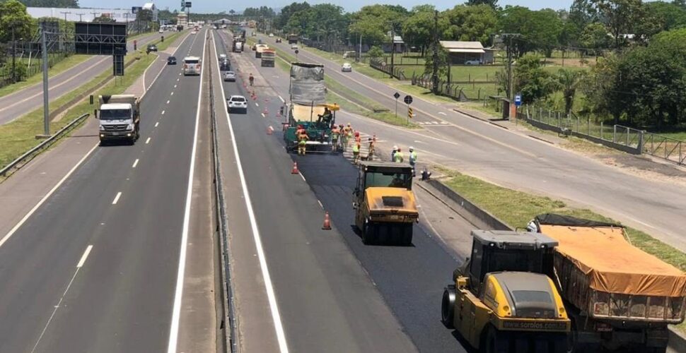 Obras noturnas exigem desvio de tráfego na BR-101, em Capivari de Baixo