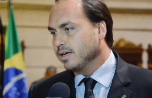 Carlos Bolsonaro confirma pré-candidatura ao Senado e tensiona alianças em Santa Catarina