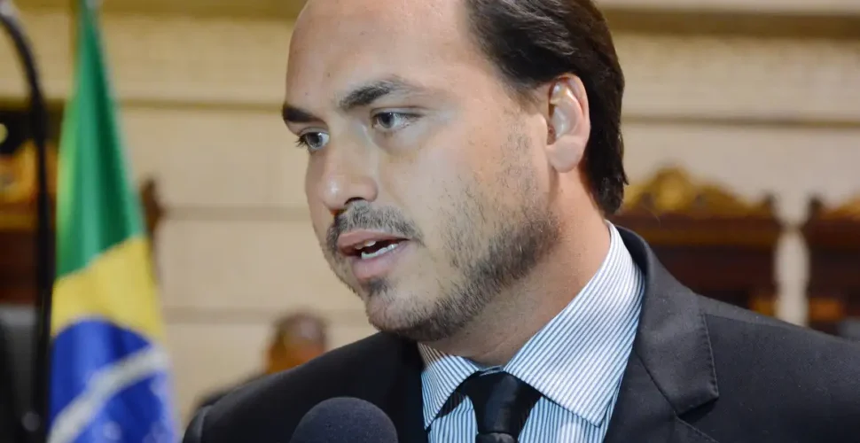 Carlos Bolsonaro confirma pré-candidatura ao Senado e tensiona alianças em Santa Catarina