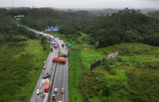 BR-101 tem bloqueio total após caminhão com gás tombar e incendiar em Joinville
