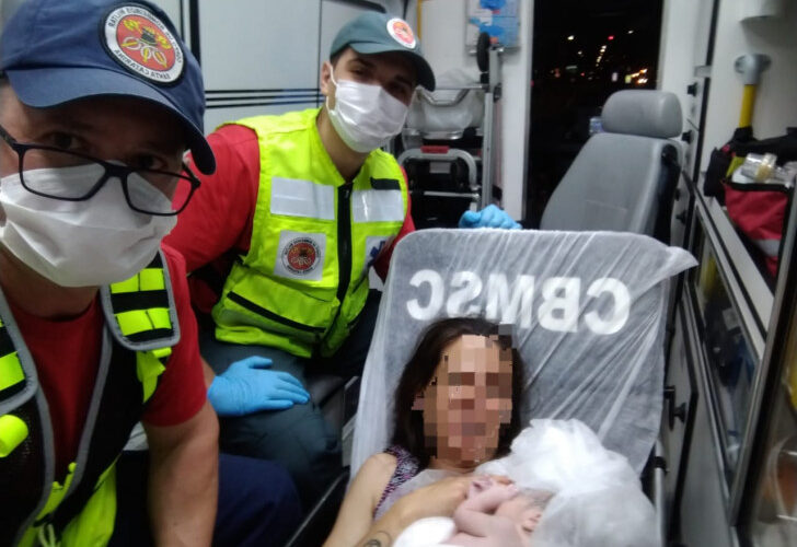 Bombeiros viram parteiros: bebê nasce dentro de ambulância durante corrida contra o tempo em Criciúma