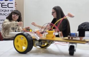 Jovens Cooperativistas transformam aprendizado em ação com robótica e cooperação