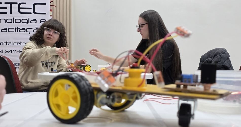 Jovens Cooperativistas transformam aprendizado em ação com robótica e cooperação