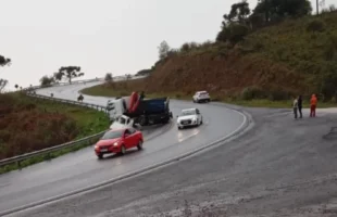 Acidente grave entre caminhão e carro mobiliza socorristas na SC-114, em São Joaquim