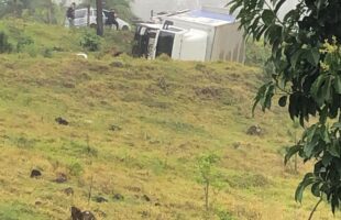 Caminhão sai da pista e tomba no Km 1, em Lauro Müller