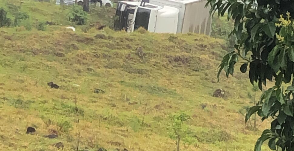 Caminhão sai da pista e tomba no Km 1, em Lauro Müller