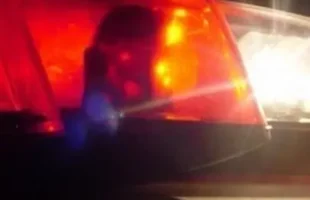 Homem é preso por violência doméstica após invadir residência e agredir companheira em Capivari de Baixo