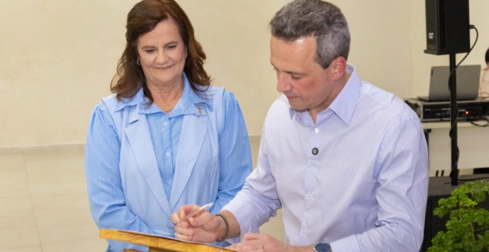 A vice-prefeita Leonete Librelato assumiu o comando do Executivo Municipal de Orleans