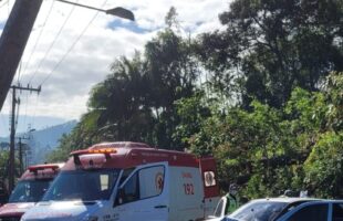 Colisão com poste deixa criança ferida em Orleans