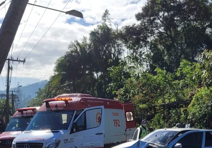 Colisão com poste deixa criança ferida em Orleans