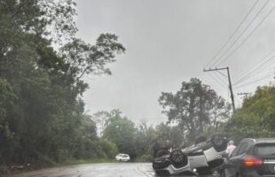 Mulher fica ferida em acidente de carro na SC-108, em Urussanga