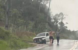 Veículo sai da pista em dia chuvoso na comunidade de Itanema