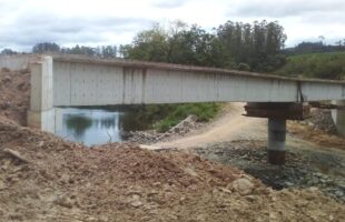 Ponte do Menegasso em Orleans atinge 84% das obras e promete revolucionar acesso na região