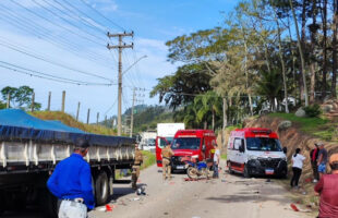 Motociclista morre após colisão frontal com carreta em Treze de Maio