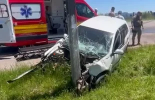 Colisão entre carro e caminhão provoca acidente grave em Lages