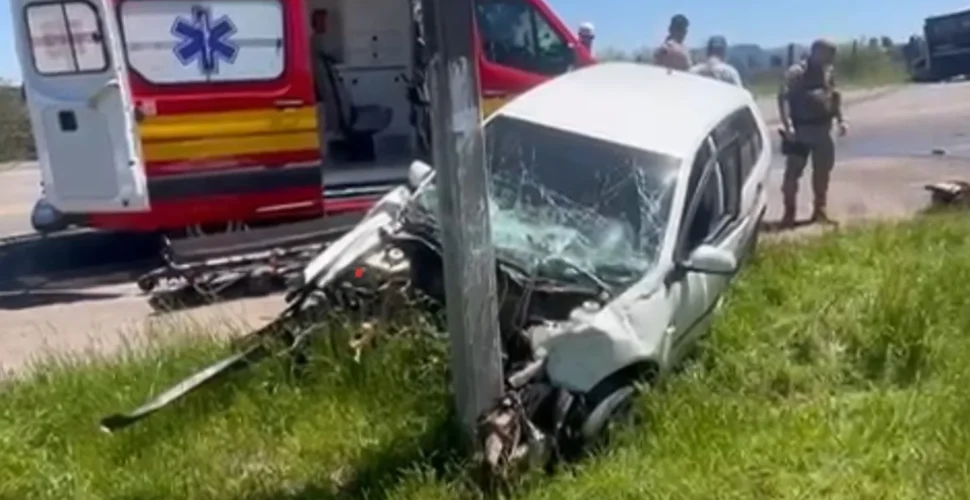Colisão entre carro e caminhão provoca acidente grave em Lages