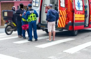Entregador de aplicativo é atropelado por carro no Centro de Criciúma