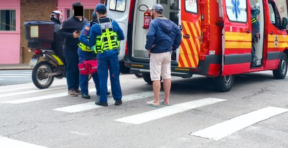 Entregador de aplicativo é atropelado por carro no Centro de Criciúma