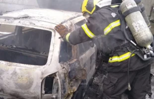 Incêndio atinge veículo e danifica residência em Criciúma