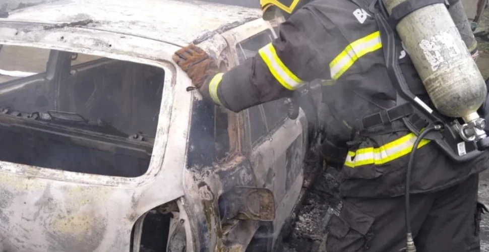 Incêndio atinge veículo e danifica residência em Criciúma
