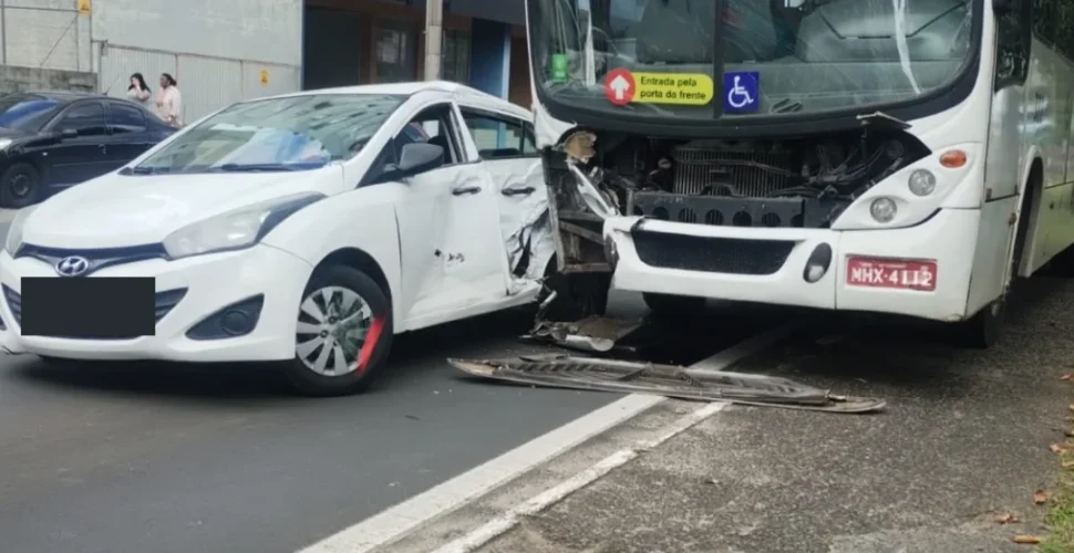 Gestante é socorrida após acidente entre carro e ônibus em Criciúma