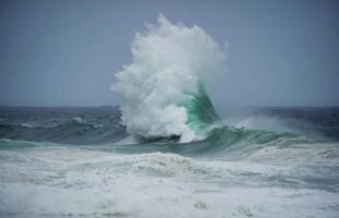 Marinha emite alerta de ventos fortes e ondas de até 3,5 metros no litoral de Laguna neste fim de semana