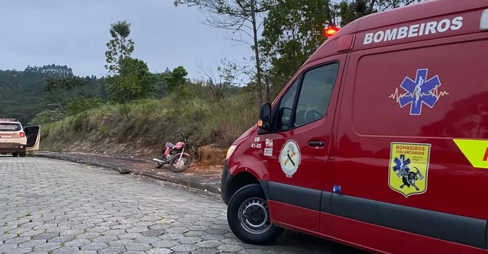 Adolescente fica ferido em colisão entre moto e quadriciclo em Treze de Maio