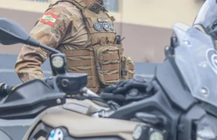 Motociclista foge da PM em alta velocidade e é detido em Criciúma