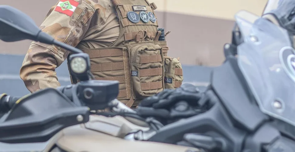 Motociclista foge da PM em alta velocidade e é detido em Criciúma