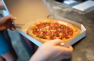 Homem é preso em Criciúma após enviar comprovante falso para pizzaria