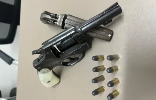 Idoso é preso com armas durante investigação por ameaça em Jacinto Machado