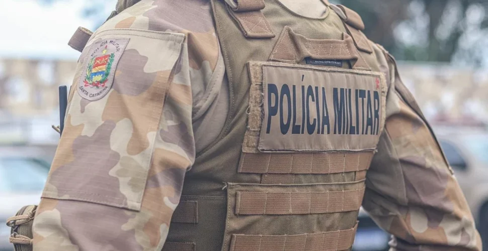 Homem é detido após ameaçar policiais e resistir à abordagem em Criciúma