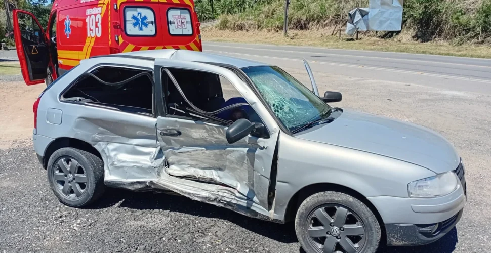 Homem fica ferido após colisão entre dois carros em Urussanga