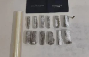 Motociclista é preso após fuga e apreensão de drogas em Araranguá