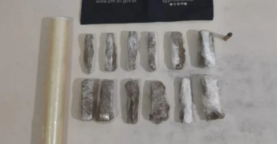 Motociclista é preso após fuga e apreensão de drogas em Araranguá