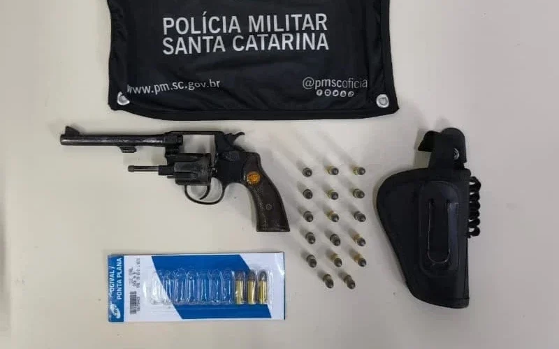 Idoso é preso após ameaçar jovem com revólver em Criciúma