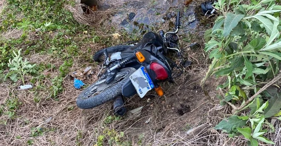 Acidente na SC-443 deixa motociclistas feridos em Sangão