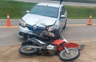 Acidente entre carro e moto deixa motociclista ferido em Jaguaruna
