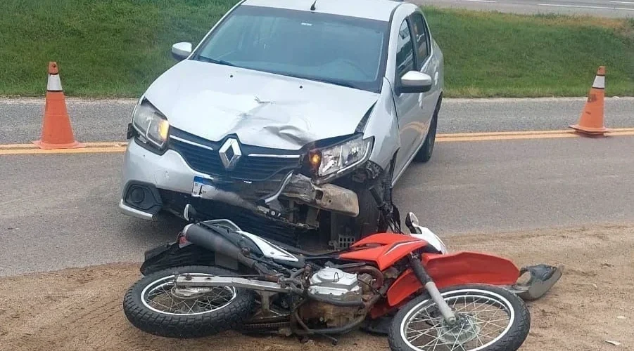 Acidente entre carro e moto deixa motociclista ferido em Jaguaruna