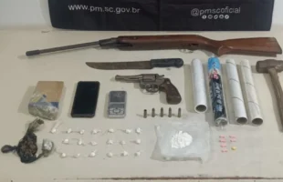 Jovem é detido após exibir arma em rede social em Balneário Arroio do Silva