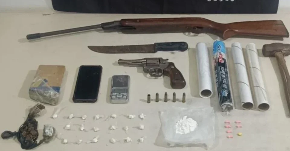 Jovem é detido após exibir arma em rede social em Balneário Arroio do Silva