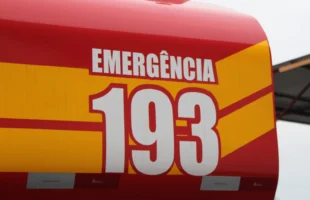 Mulher fica gravemente ferida após colisão entre carro e moto na BR-101, em Sombrio