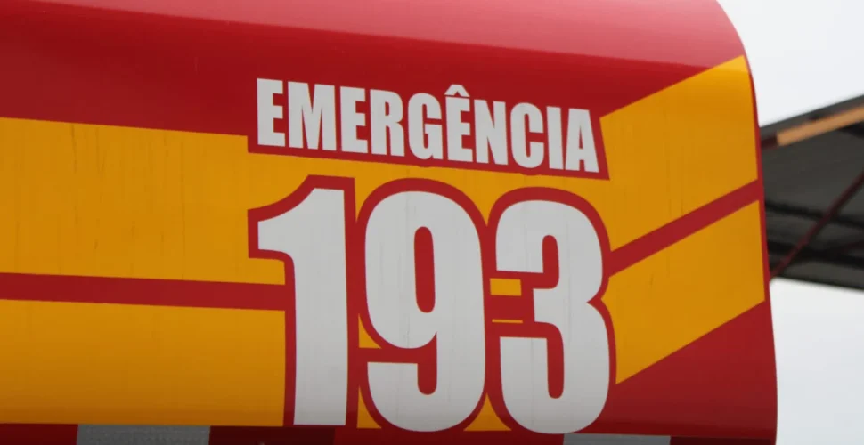 Mulher fica gravemente ferida após colisão entre carro e moto na BR-101, em Sombrio